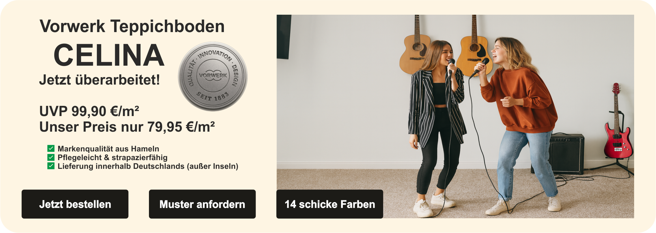 „Zwei junge Sängerinnen im modernen Musikzimmer beim Singen auf einem beigefarbenen Teppichboden, Gitarren an der Wand – Kategorie Vorwerk Celina Teppichboden.“